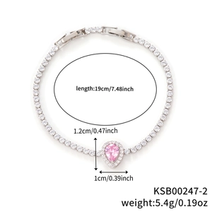 Dettaglio macro del bracciale tennis con zircone rosa a goccia e maglie in metallo argento