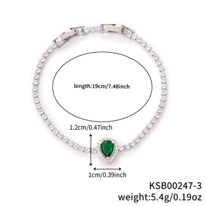 Dettaglio di un bracciale tennis in argento con zircone verde a goccia e cristalli