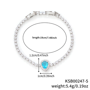 Dettaglio del bracciale tennis argento con zaffiro blu a goccia e zirconi trasparenti
