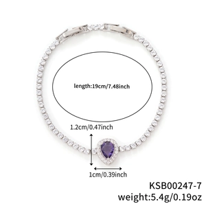 Dettaglio del bracciale argento con lunghezza 19 cm e zircone viola a forma di pera