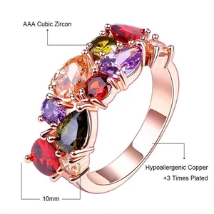Détail de la bague en zircons arc-en-ciel sertie de pierres taille poire en or rose