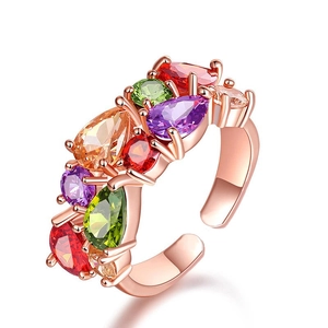 Détail de la bague réglable en or rose avec cristaux multicolores taille poire