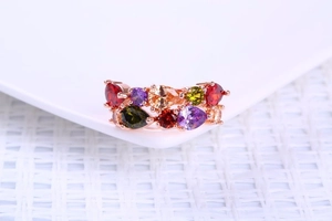 Vue macro de la bague en or rose avec cristaux multicolores taillés en poire et en rond