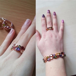 Parure en or rose avec cristaux multicolores taille poire, bague et bracelet assortis