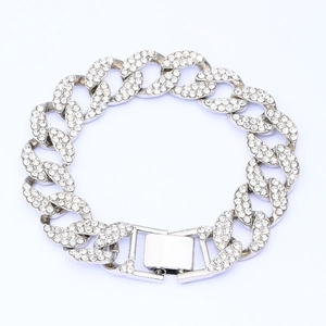 Pulsera de eslabones cubanos plateada con pedrería brillante sobre fondo blanco