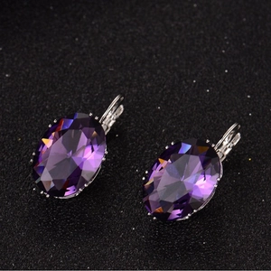 Elegante violette Edelstein-Ohrringe in Ovalschliff mit Klappbügel auf schwarzem Grund