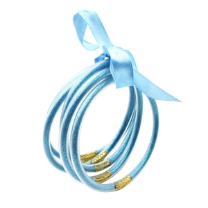Set de cuatro pulseras de silicona con purpurina azul claro y lazo de cinta de raso