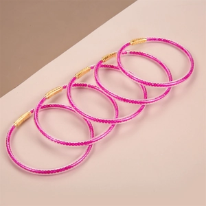 Set de cinco brazaletes de silicona transparente con cuentas rojo rosa y cierres dorados