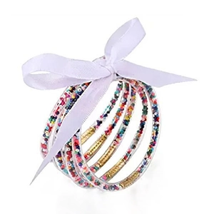 Juego de brazaletes de silicona con cuentas de colores y cinta decorativa blanca
