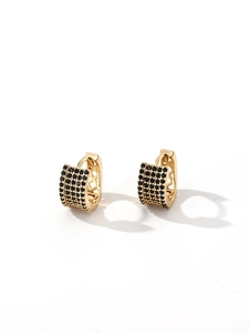 Detail von Gold Huggie Ohrringen mit schwarzen Zirkonia Pavee und hohlen Netzseitendetails