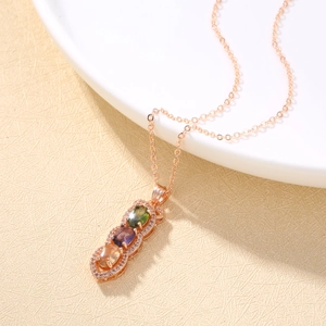 Collar de oro rosa con circonitas ovales de colores en un fondo beige minimalista