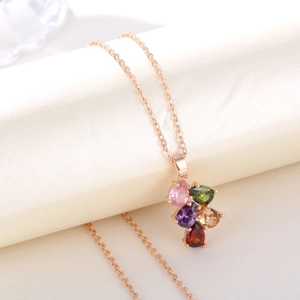 Elegante collana in oro rosa con cinque pietre preziose colorate a forma di goccia
