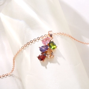 Elegante collana in oro rosa con pendente di pietre preziose colorate a goccia d'acqua