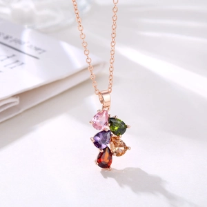 Collana in oro rosa con cinque pietre preziose colorate taglio a pera su catena fine