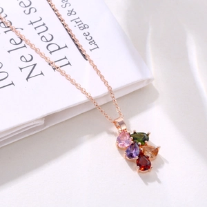 Dettaglio della collana in oro rosa con cinque pendenti in pietre preziose multicolore