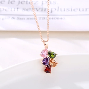 Primo piano della collana in oro rosa con cinque pietre preziose colorate a goccia