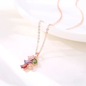Dettaglio della collana in oro rosa con cinque pietre preziose multicolori a goccia