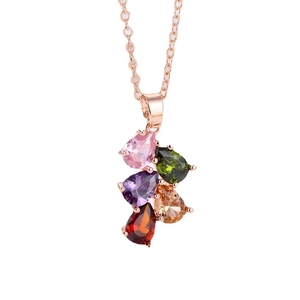 Elegante collana in oro rosa con gemme multicolori a goccia su uno sfondo bianco