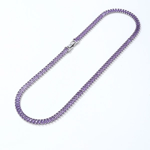 Detail van zilveren tennisketting met smaragdgeslepen paarse zirkonia stenen