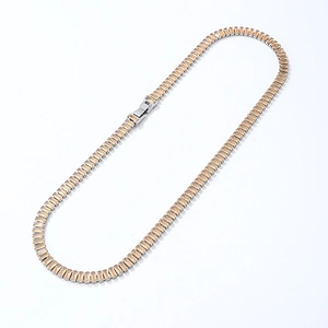 Detailopname van champagne baguette-geslepen zirkoon ketting met zilveren vouwsluiting