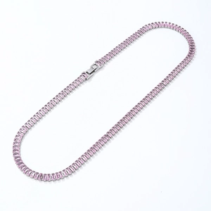 Detailweergave van roze rechthoekig geslepen zirkonia tennis ketting met zilveren plating