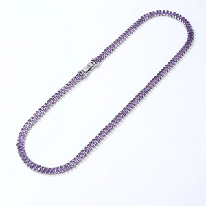 Detail van de tenniscollier met rechthoekige paarse zirkonia op een zilverkleurige zetting