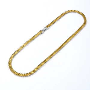 Detail van zilveren tennisketting met gele baguette geslepen zirkoon en de sluiting