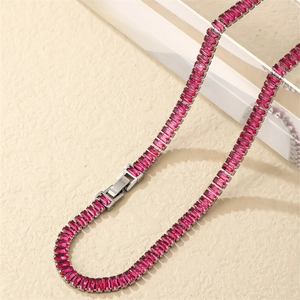 Elegante zilveren tennisketting met doorlopende baguette-geslepen roze zirkonia-stenen