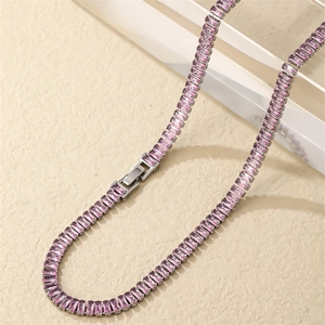 Glinsterende roze baguette geslepen zirkoon ketting met zilverkleurige finish
