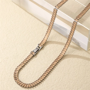 Detail van de halsketting met champagne baguette zirkonia en een zilveren sluiting