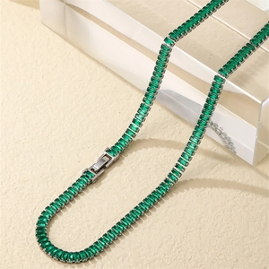 Macro-opname van tenniscollier met groene baguette-geslepen zirkoon en zilveren sluiting