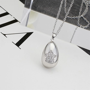 Collana retrò con ciondolo a forma di uovo d'argento e intarsio di diamanti a forma di stella
