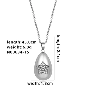 Dettaglio macro del ciondolo a goccia con stella pavé e misure 45cm 6,0g 2,1x1,3cm
