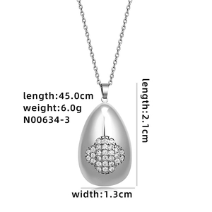 Dettaglio collana con pendente a goccia d'argento con catena da 45 cm e dimensioni di 2,1 cm