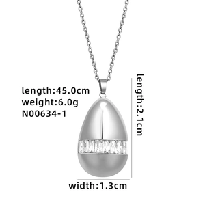 Vista dettagliata della collana con pendente ovale con catena da 45 cm e peso di 6,0 g