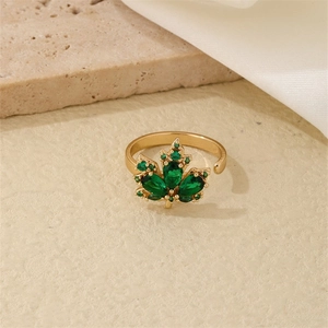 Anello regolabile placcato oro a forma di foglia d'acero con zirconi verdi incastonati