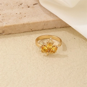 Anello foglia d'acero dorato con zircone giallo su pietra naturale e seta bianca