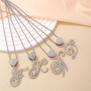 Collana a catena argento con chiusura a cuore e ciondoli a lettere in cristallo F K N T