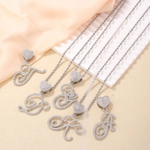 Collana con lettere argentate con cristalli e chiusura a cuore su catena a corda