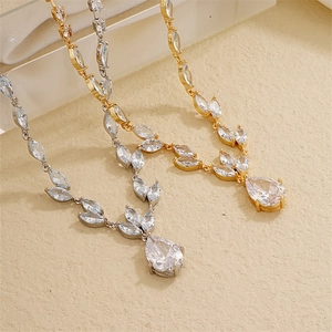 Elegante tropfenförmige Zirkonia-Halsketten in Gold und Silber für Bräute und Feste