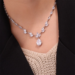 Detail der Tropfen-Zirkonia-Halskette mit Marquise-Blättern und einem Birnen-Anhänger