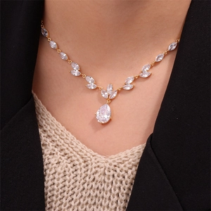 Detailansicht einer Tropfen-Zirkonia-Halskette mit Marquise-Kristallen an einem Modell