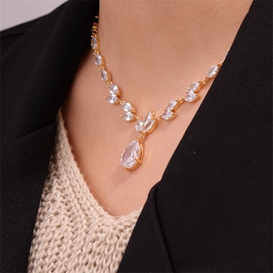 Detail der eleganten Goldhalskette mit marquise- und birnenförmigen Zirkonia am Modell