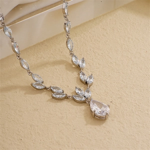 Elegante Silberhalskette mit birnenförmigem Zirkon-Anhänger und marquise Steinen