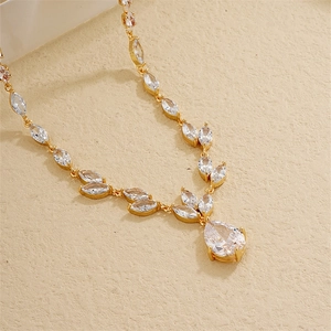 Elegante goldene Halskette mit tropfenförmigen Zirkonia und Anhänger für Hochzeiten