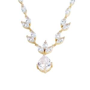 Elegante vergoldete Halskette mit marquiseförmigen Blättern und einem Zirkon-Birnenanhänger