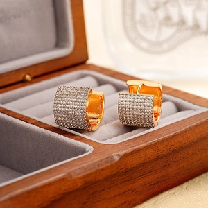 Lussuosi orecchini a cerchio larghi placcati oro 18k con micro-pavé di zirconi cubici