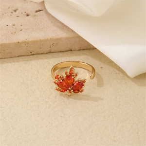 Anello foglia d'acero dorato con zirconi arancioni e fascia regolabile su pietra