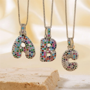 Collana con ciondoli a lettere in cristallo colorato argento con charms A, B e C