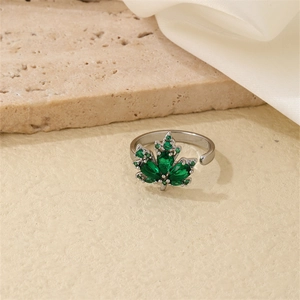 Macro di anello a foglia d'acero con zirconi smeraldo e fascia d'argento regolabile